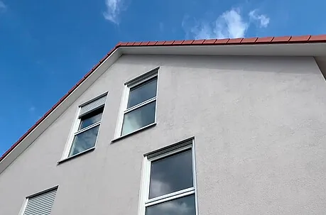 Fassadenarbeiten an einem Fertighaus in Konstanz mit Außenansicht