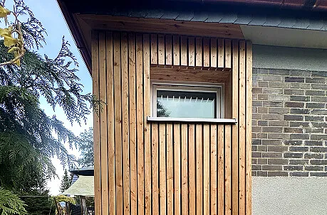 Fassadenansicht einer Holzkonstruktion am Gebäude in Berlin