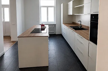Renovierte Küche im Rahmen einer Wohnungsmodernisierung mit Trockenbau- und Malerarbeiten