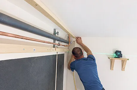 Holzunterkonstruktion für Trockenbau und Saunaumbau in Freiburg mit verlegten Heizungs- und Wasserleitungen