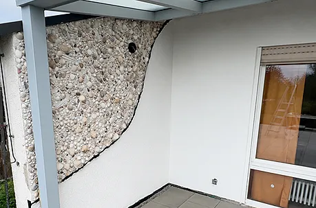 Modernisierte Balkonwand nach Abschluss der Putz- und Beschichtungsarbeiten in Ihringen