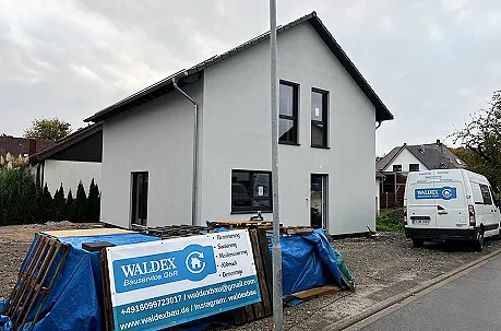 Fertiggestellte Außenfassade eines Massahaus Gebäudes während der Bauarbeiten