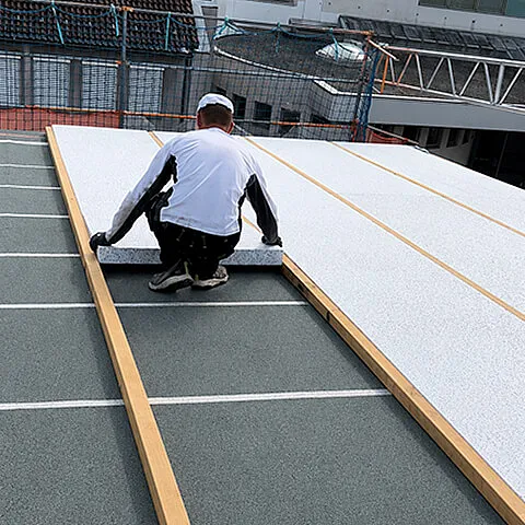 Verlegung der Dachdämmung auf einem Gewerbegebäude in Freiburg