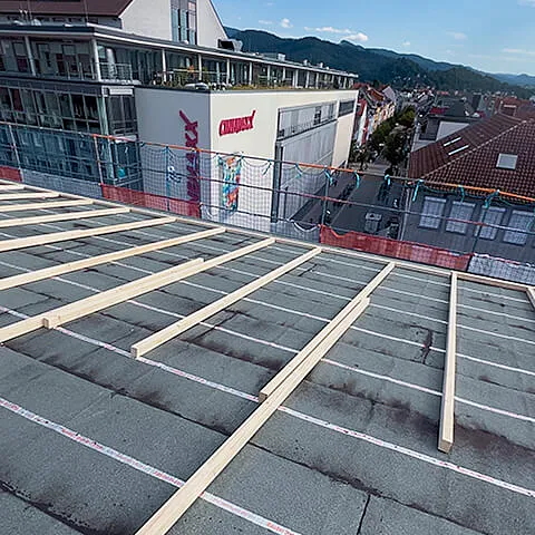 Holzkonstruktion einer Dachfläche während der Dachsanierung in Freiburg