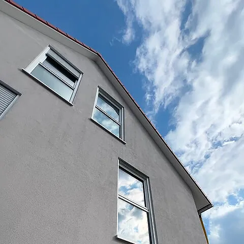 Detailansicht der Fassadenoberfläche eines Fertighauses in Konstanz