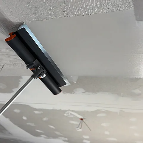Malerarbeiten an einer Trockenbaudecke im Innenausbau eines Hauses in Konstanz
