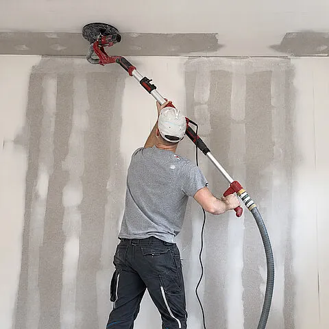 Schleifarbeiten an einer gespachtelten Trockenbaudecke im Innenausbau eines Hauses in Konstanz