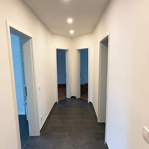 Renovierter Flur in einer modernisierten Wohnung mit Innenausbauarbeiten