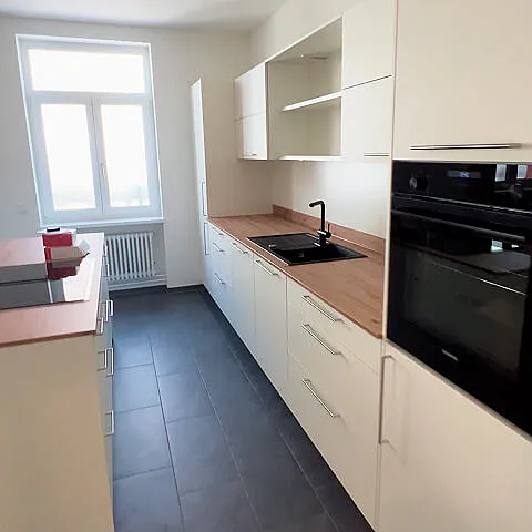 Renovierte Küche in einer modernisierten Wohnung mit Innenausbauarbeiten