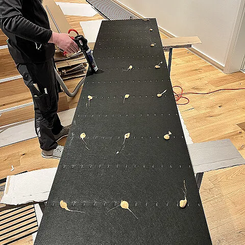 Montage der Holzlamellen Wandverkleidung in Freiamt, Verkleben der Rückseite auf Unterkonstruktion