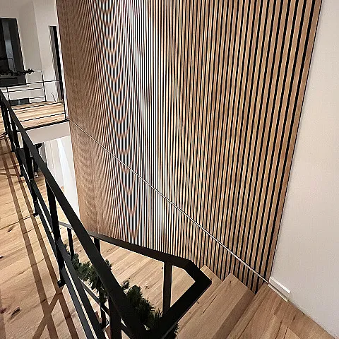Fertige moderne Holzlamellen Akzentwand im Treppenhaus in Freiamt von Waldex Bau