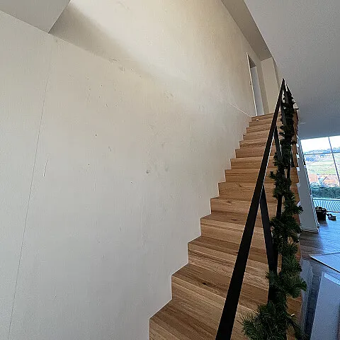 Treppenhaus in Freiamt vor der Montage der Holzlamellen Wandverkleidung