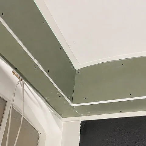 Fertig montierte Gipskartonverkleidung mit Kabelauslässen im Saunabereich in Freiburg