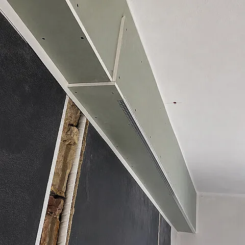 Unteransicht einer montierten Gipskartondecke mit sichtbaren Fugen im Trockenbau in Freiburg