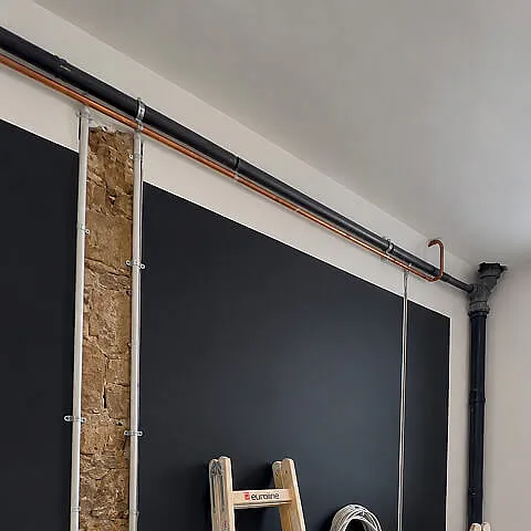 Geöffnete Wand mit verlegten Leitungen während der Trockenbau- und Renovierungsarbeiten in Freiburg