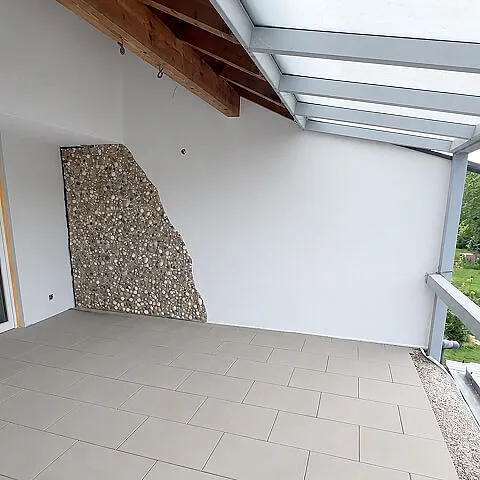 Gesamtansicht der fertiggestellten Wand- und Bodenflächen nach der Balkonsanierung in Ihringen