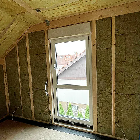 Dachgeschoss mit gedämmter Außenwand und eingebautem Fenster im Massahaus Gebäude