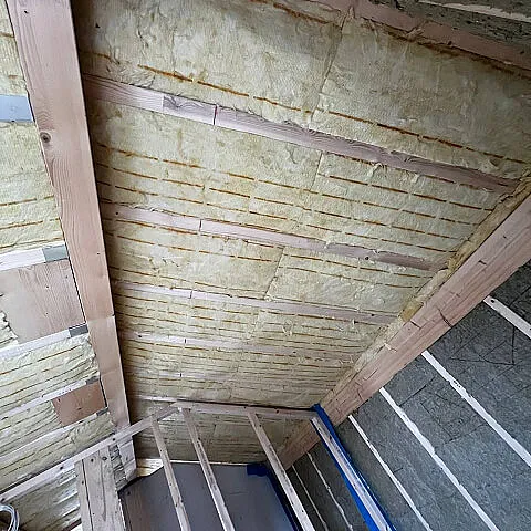 Dachdämmung mit Mineralwolle zwischen den Sparren im Dachgeschoss