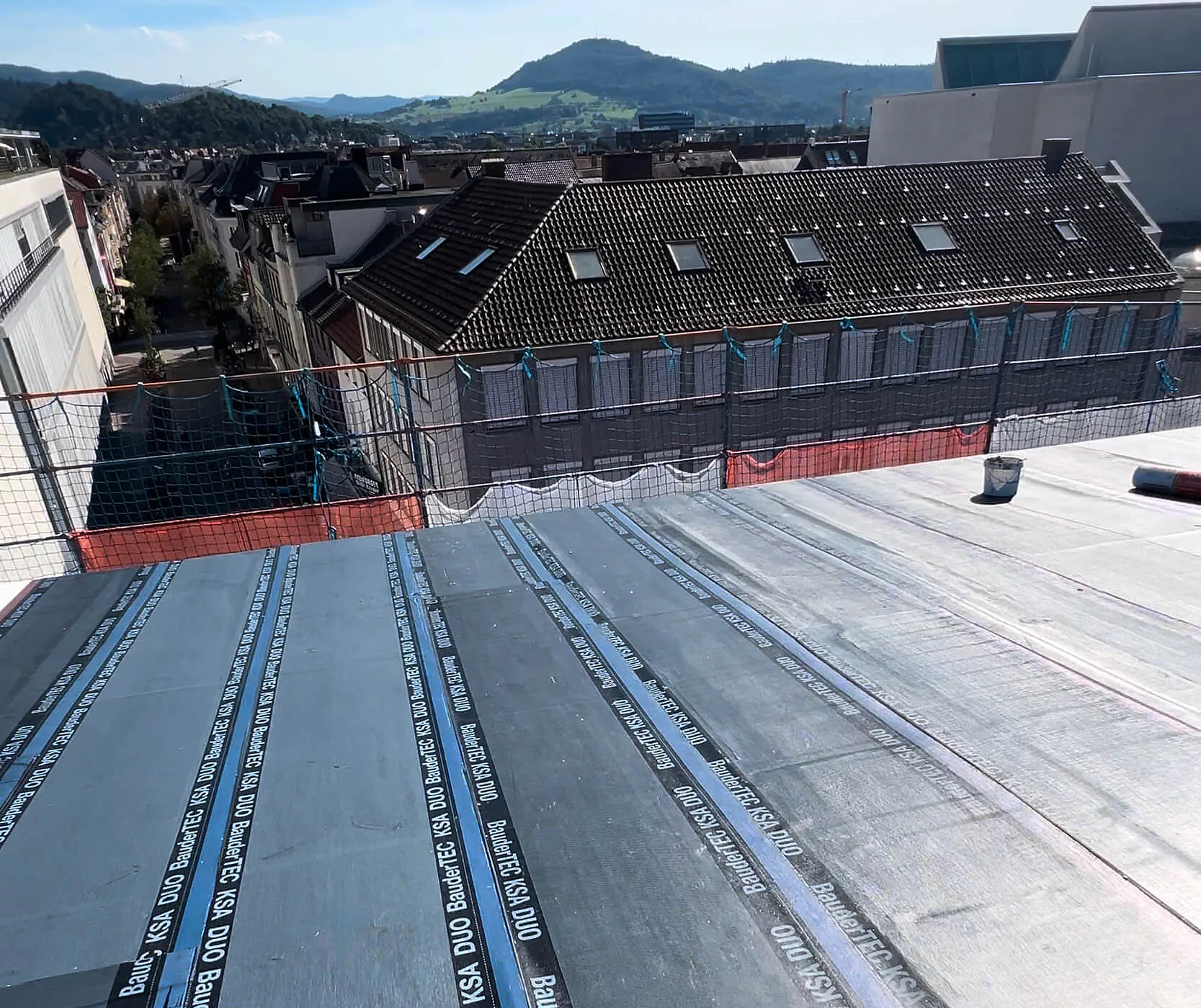 Abgeschlossene Dachsanierung eines Gewerbegebäudes in Freiburg mit Bitumenabdichtung