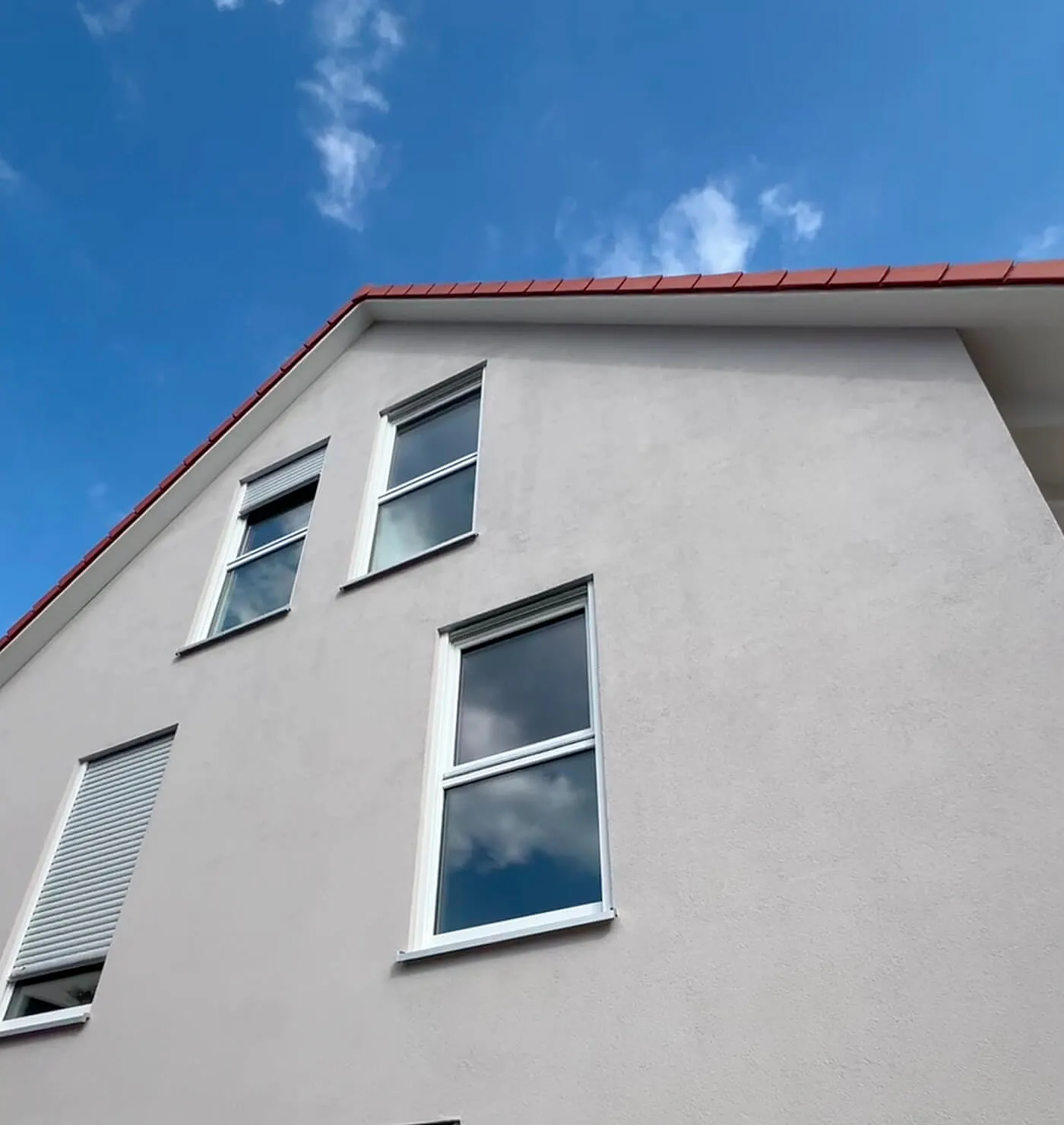 Moderne Fassadengestaltung eines Fertighauses in Konstanz