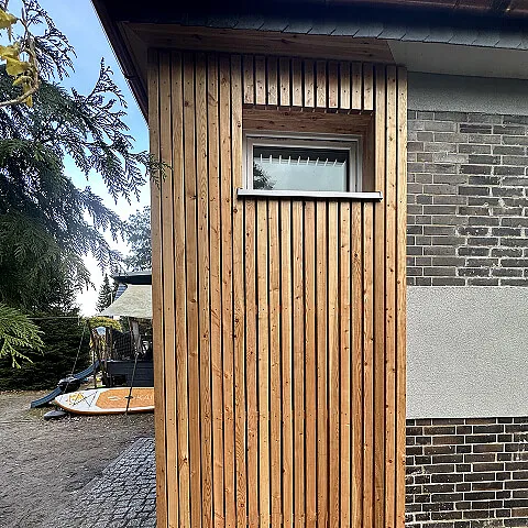 Detailansicht der Holzwand an der Fassadenkonstruktion mit Fensterbereich in Berlin