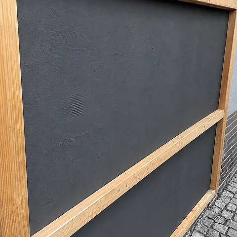 Holzwand-Konstruktion während der Bauphase im Fassadenbereich eines Gebäudes in Berlin