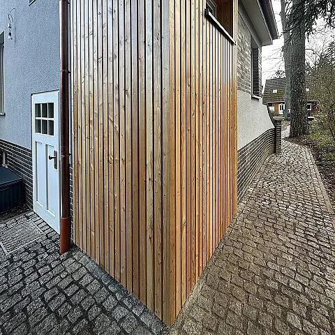 Holzwand-Konstruktion am Gebäude in Berlin aus der Eckperspektive