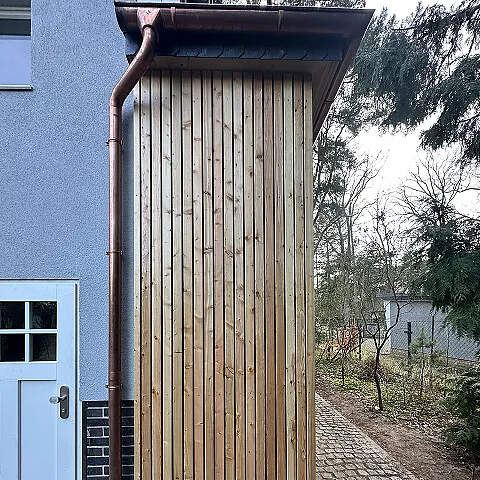 Holzkonstruktion im Fassadenbereich eines Gebäudes in Berlin ohne Fensteröffnung