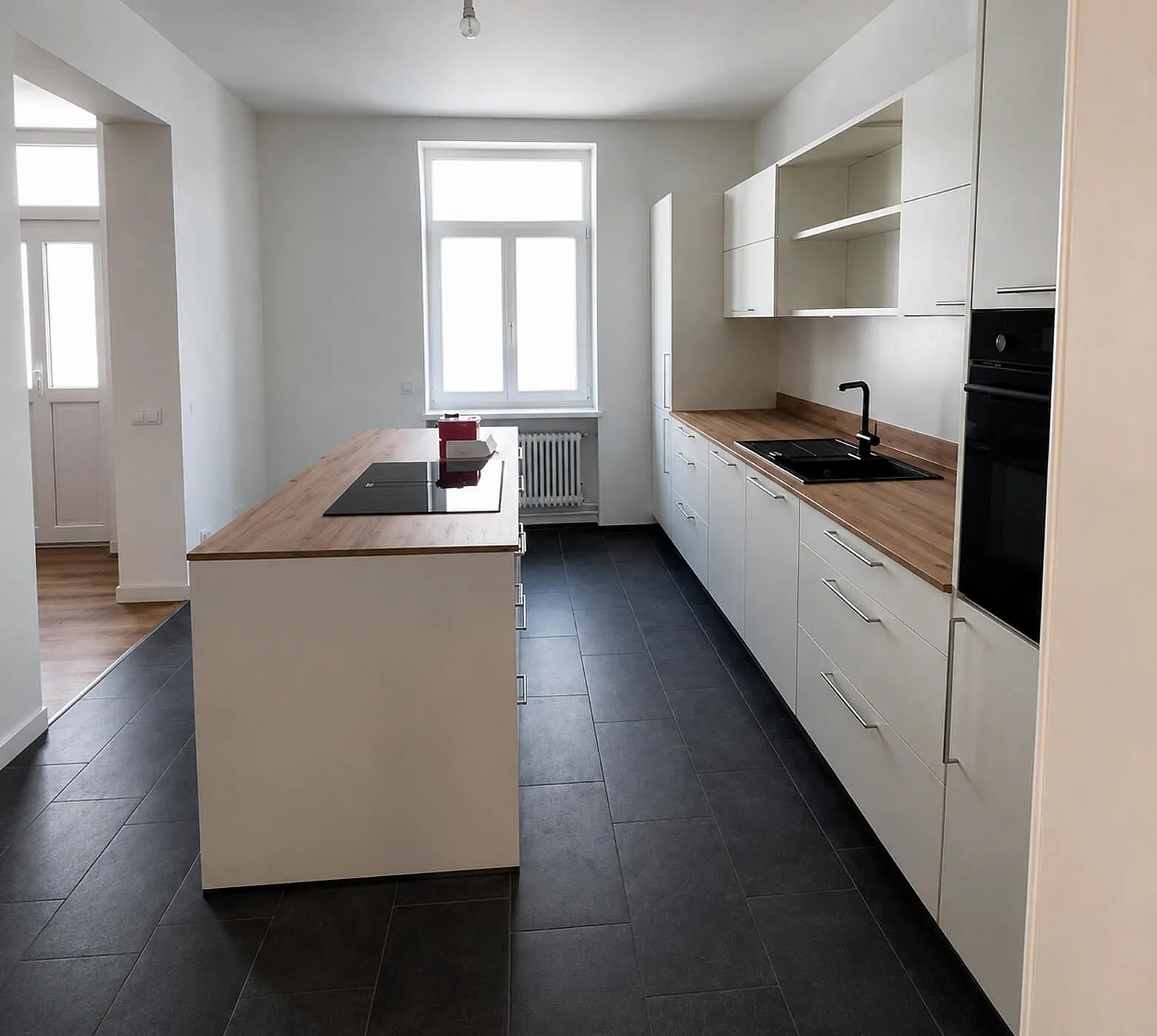 Renovierte Küche in einer modernisierten Wohnung mit Innenausbauarbeiten