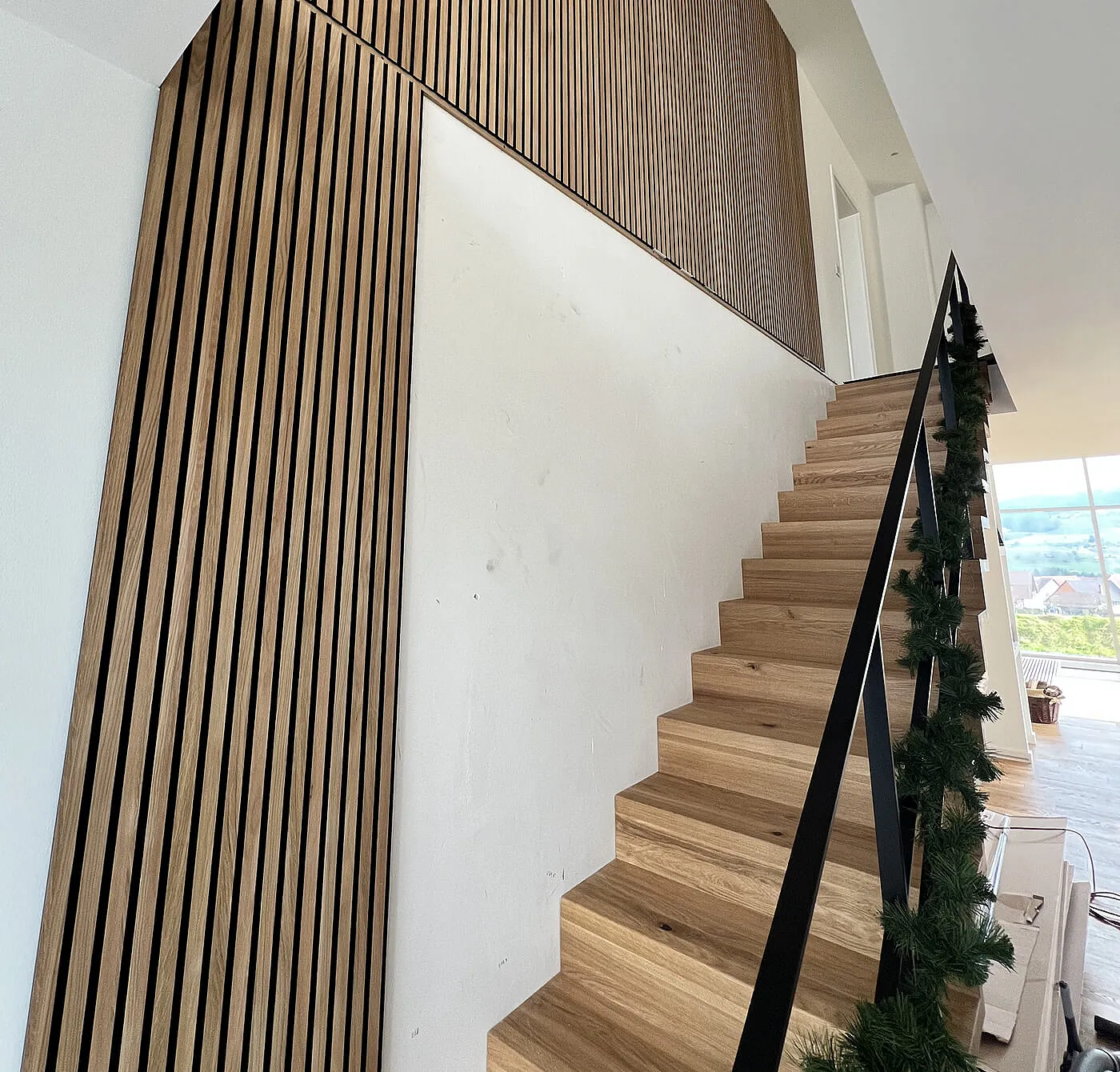 Moderne Holzlamellen-Wandverkleidung im Treppenhaus in Freiamt, ausgeführt von Waldex Bau