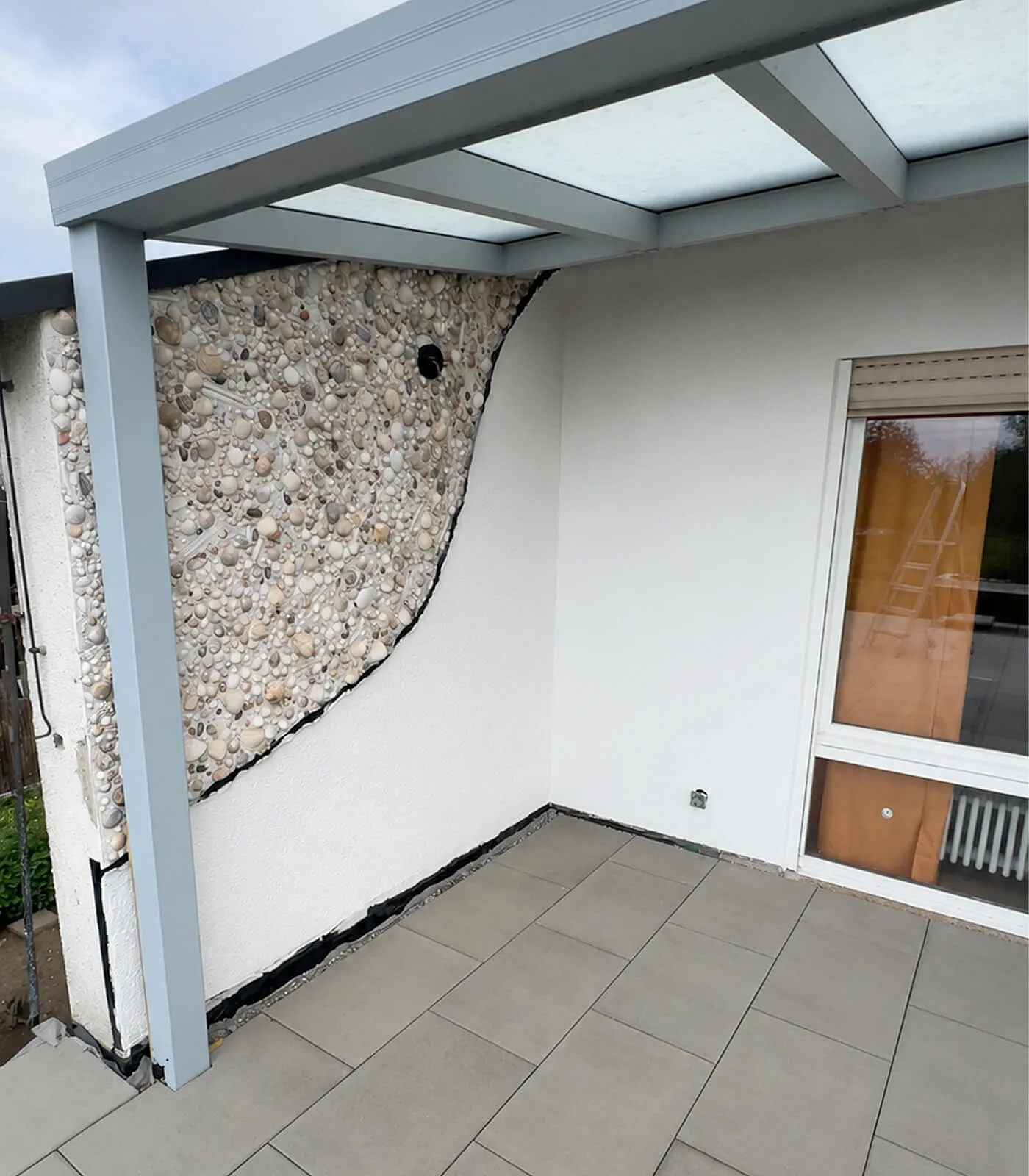 Fertige Wandfläche nach Verputz- und Malerarbeiten auf einem Balkon in Ihringen